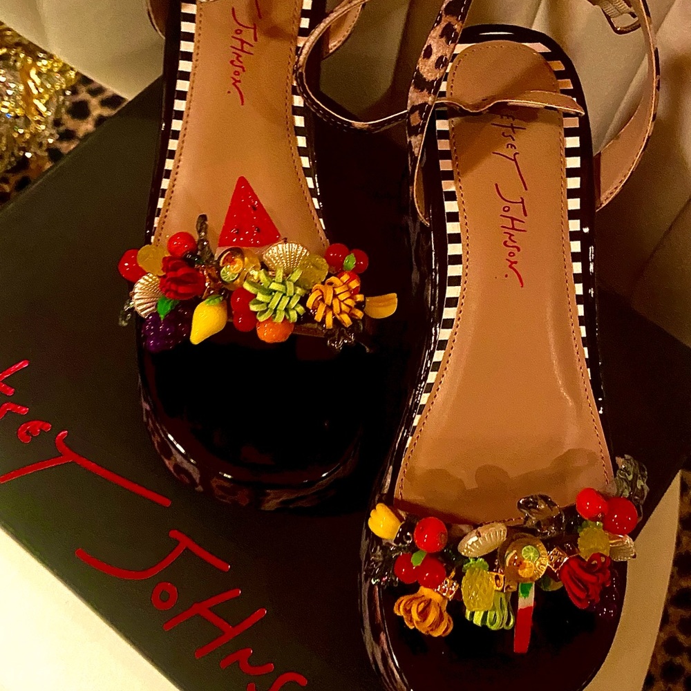 Betsy Johnson Verra Leopold Multi Shoes.  8.5